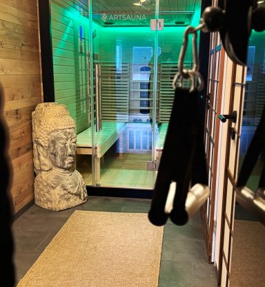 Flur mit Infrarotsauna und Fitnessecke